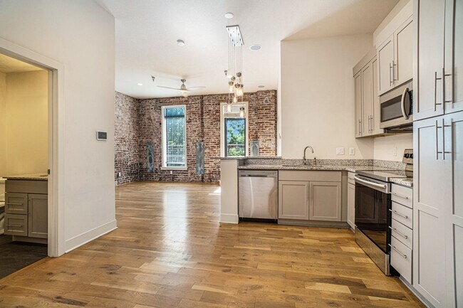 Building Photo - Charming Westport Living – Spacious 2-Bed,...