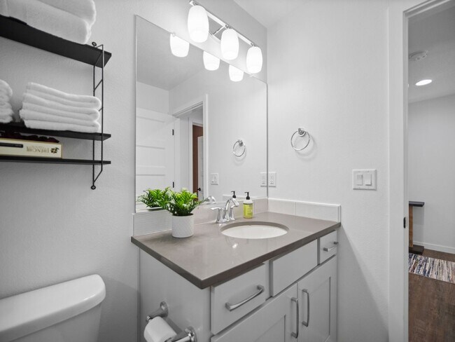 Building Photo - 4 bedroom Modern Home at Eagle Ridge Estates