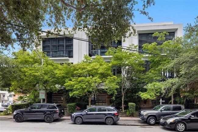 Building Photo - 1525 Bay Rd