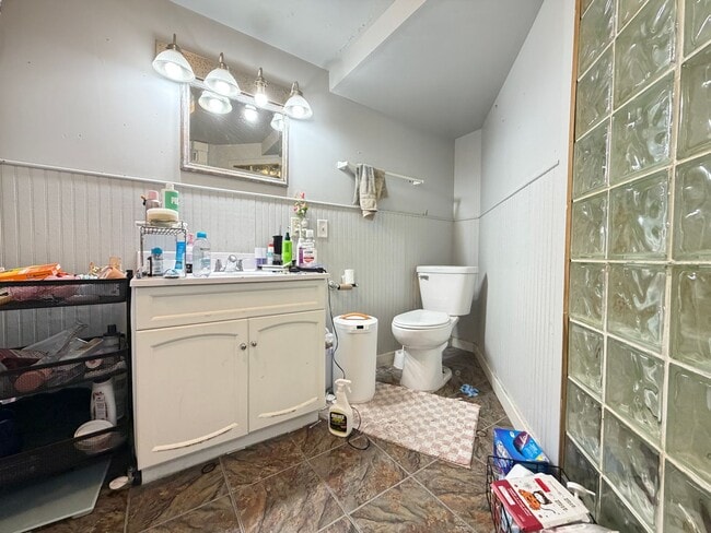 Building Photo - Large 3 Bedroom Open August