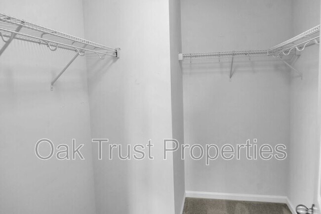 Building Photo - 821 Redbud Ln