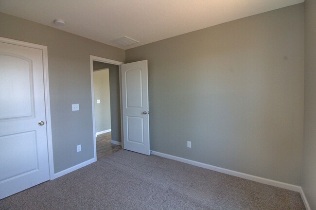 Building Photo - 3 Car Garage in Nixa!