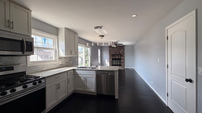 Building Photo - 646 White Ct
