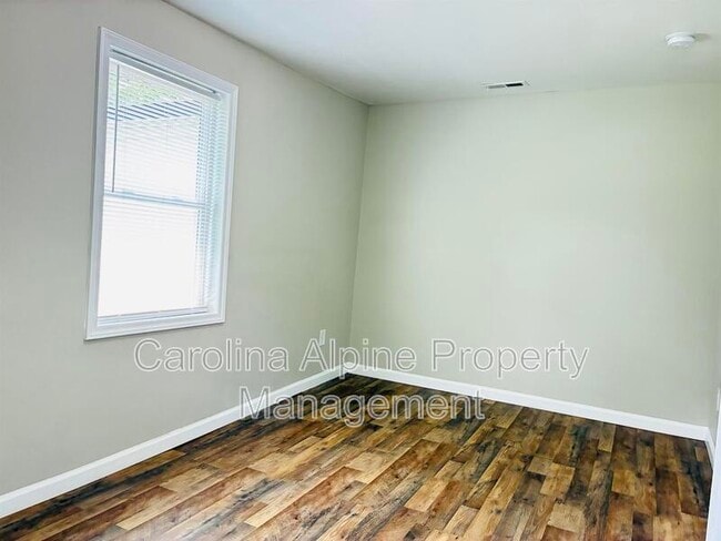 Building Photo - 611 S Mountain St
