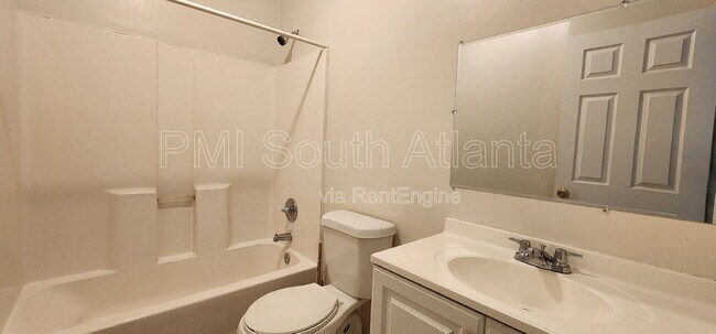 Building Photo - 755 Castlebrooke Way SE