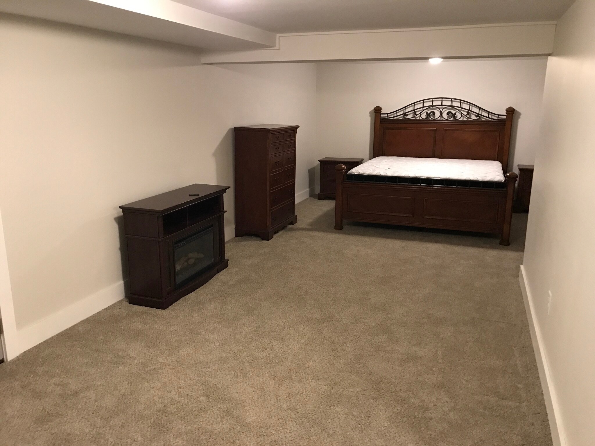 basement bedroom suite - 8 Edgewood Ter