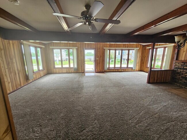Building Photo - 8150 N Thorsen Ln