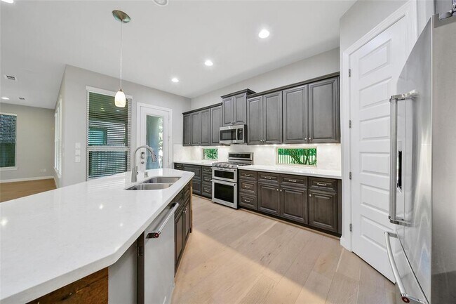 Building Photo - 18323 Parkview Point Dr