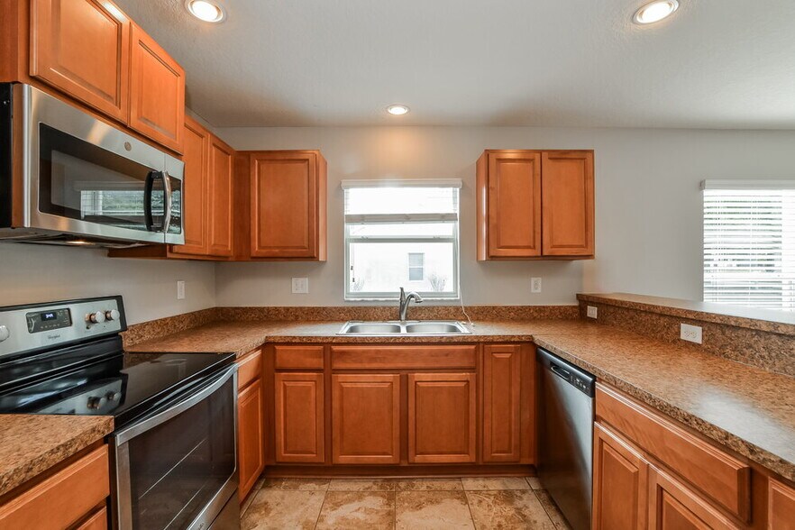 Building Photo - 1705 Southern Oak Loop