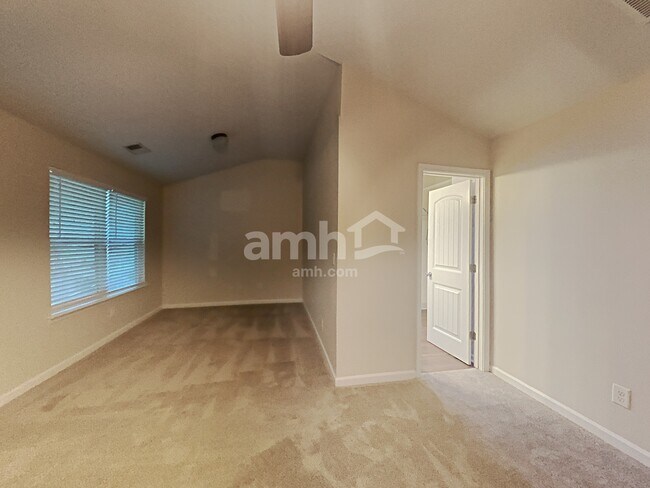 Building Photo - 214 Hidden Creek Pt