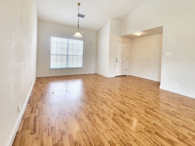 Building Photo - Charming 3/BR 2.5/BA Home with Bright Inte...
