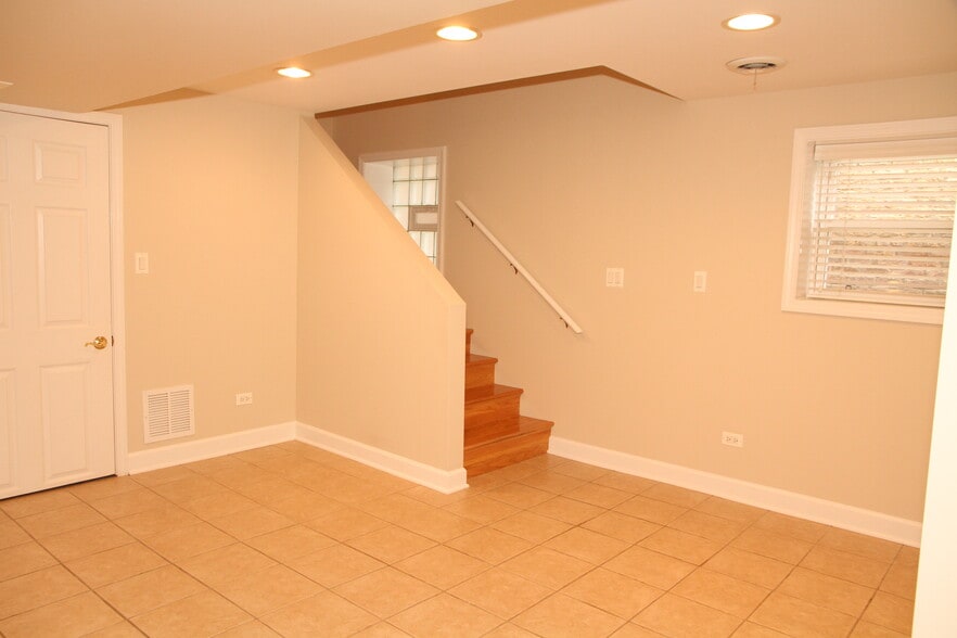 Building Photo - 4108 Maplewood N Ave