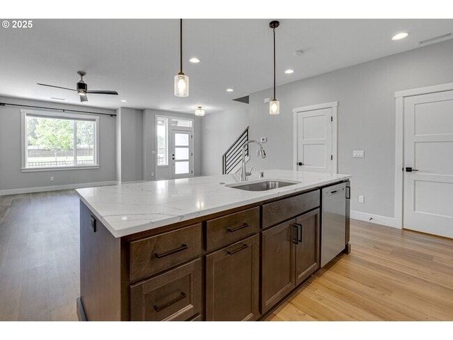 Building Photo - 10902 NE 119th Pl