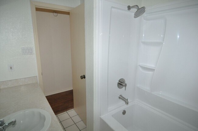 Building Photo - 108 Navajo Dr