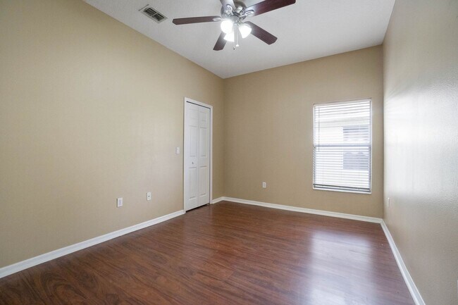Building Photo - Spacious 4/3 House With 3-Car Garage In Th...