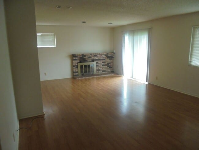 Building Photo - 190 Fairview Dr