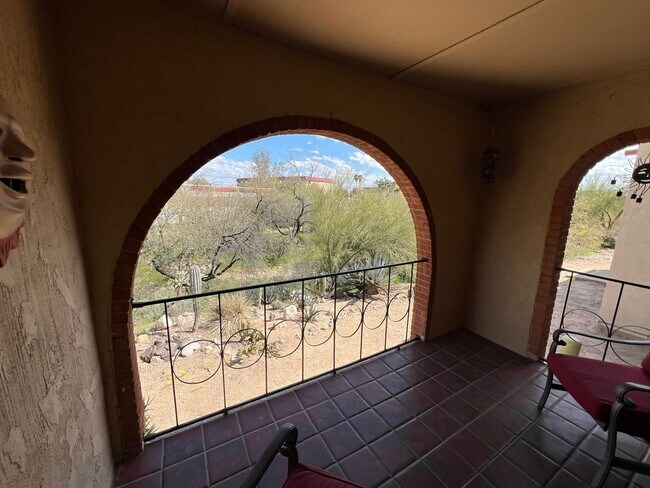 Building Photo - Sharp & Convenient 1 Bed. Condo that Can b...