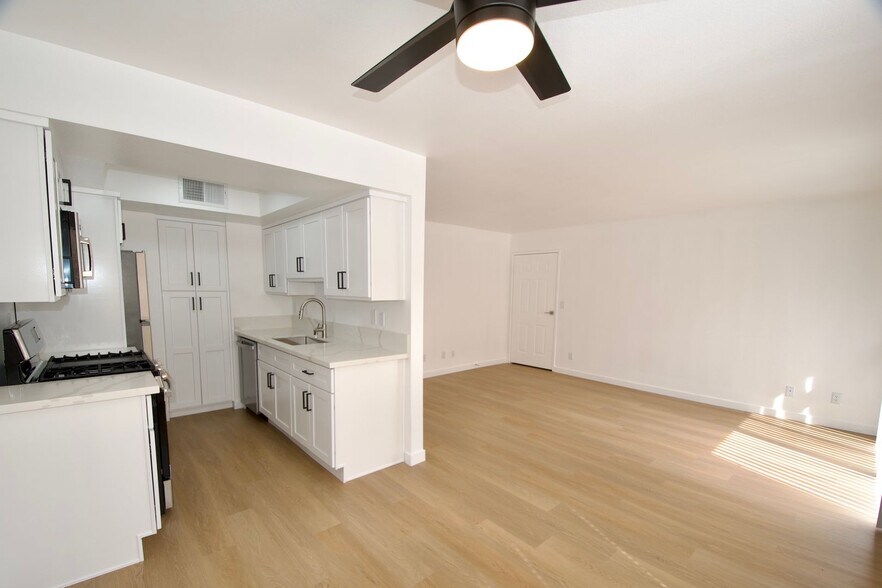 Building Photo - 10914 Camarillo St