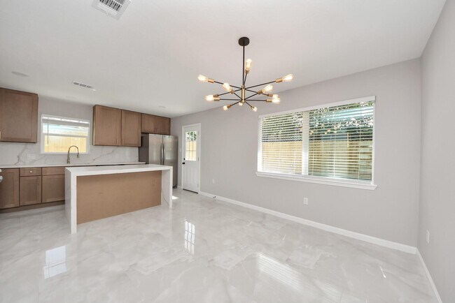 Building Photo - 1503 Locklaine Dr