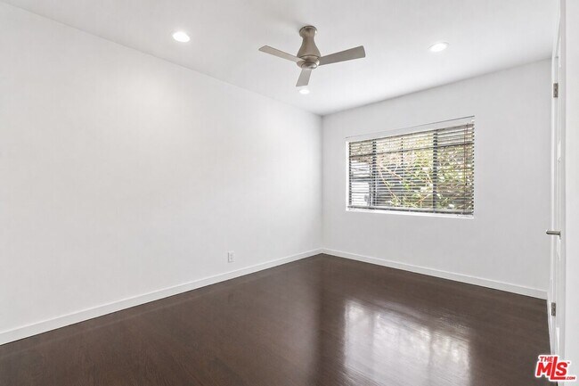 Building Photo - 502 Strand St