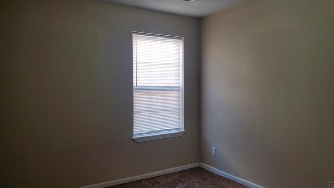 Building Photo - 2608 E Maple Ave