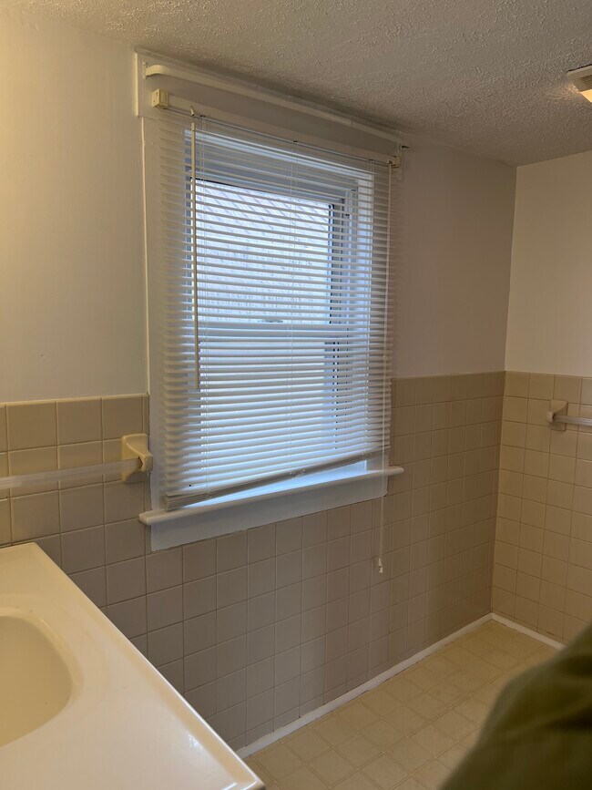 Building Photo - 17 Elm St