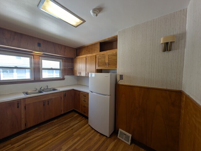 Building Photo - 105 Helen St