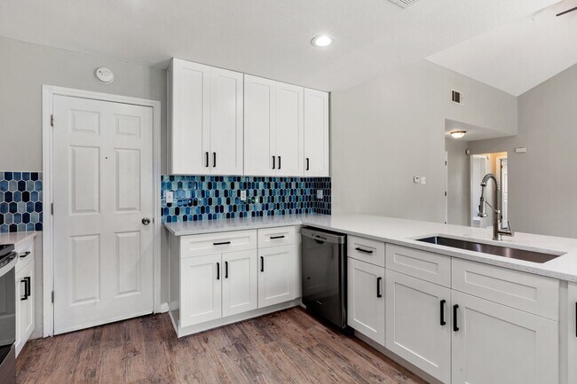 Building Photo - Move in by August 10th and receive a $250 ...