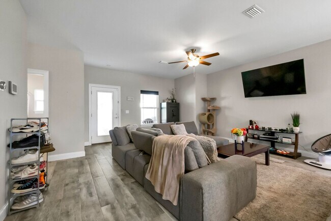 Building Photo - Solar Panel Home in East Navarre!