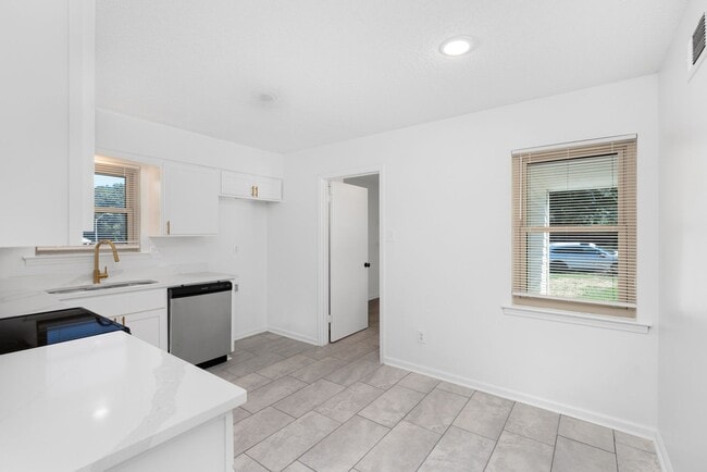 Building Photo - 3 bedroom, 2 bath recently renovated in So...