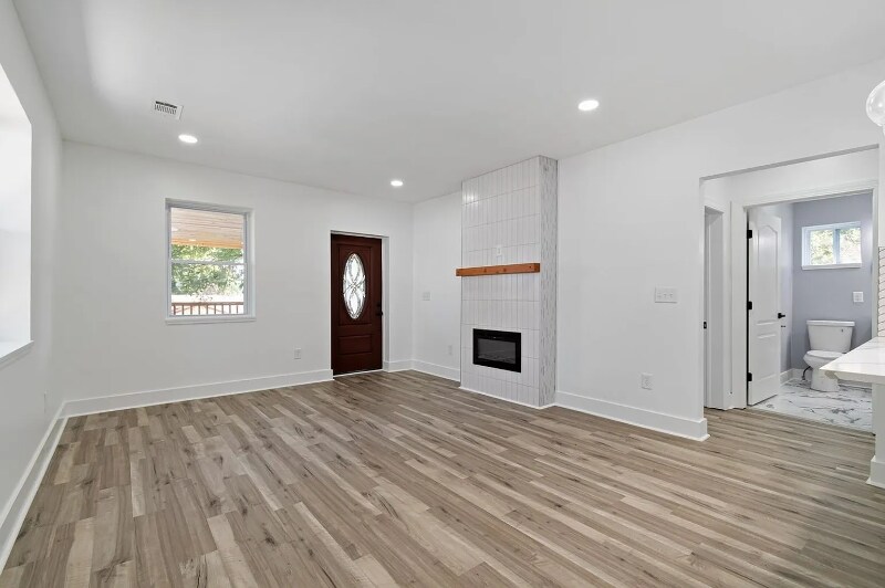 Building Photo - 2321 Foster Ave
