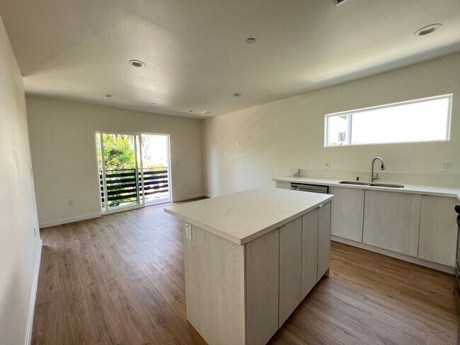 Building Photo - 2416 Carmona Ave