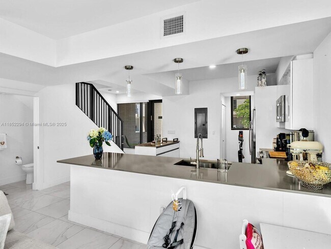 Building Photo - 4110 N Oak Pl