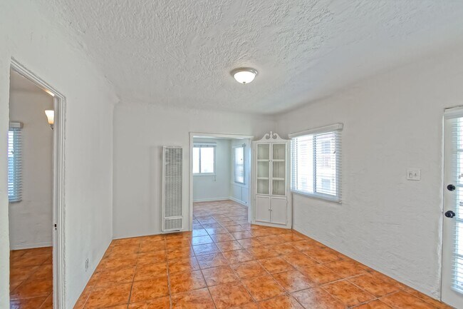 Building Photo - 3809 Crest Dr