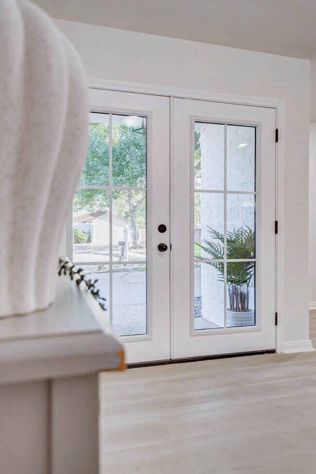 Building Photo - 10303 Chevy Chase Dr