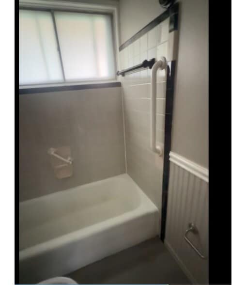 Bathroom/Tub - 7504 June St