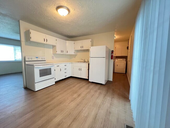 Building Photo - Spacious 3 Bedroom 1 Bathroom Home!