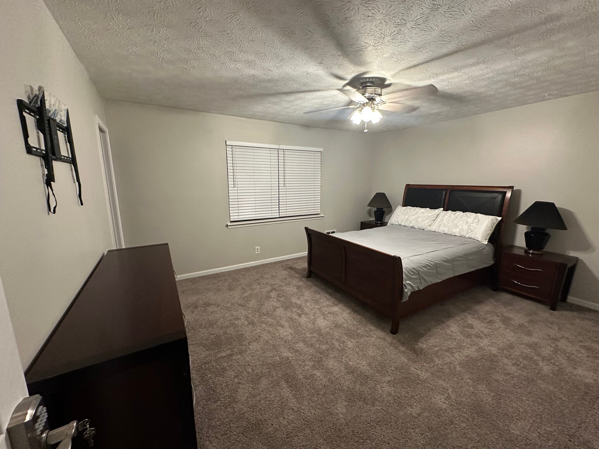 Building Photo - 1 Rainbow Dr