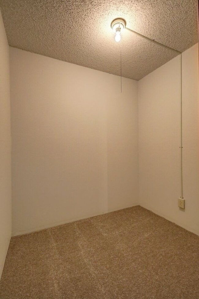 Building Photo - Top floor 2 bedroom 2 bath condo in Kirkland