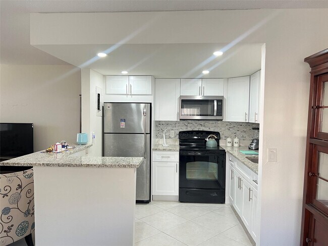 Building Photo - 690 Saxony Way