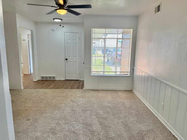 Building Photo - 3 bed Fresh inside!