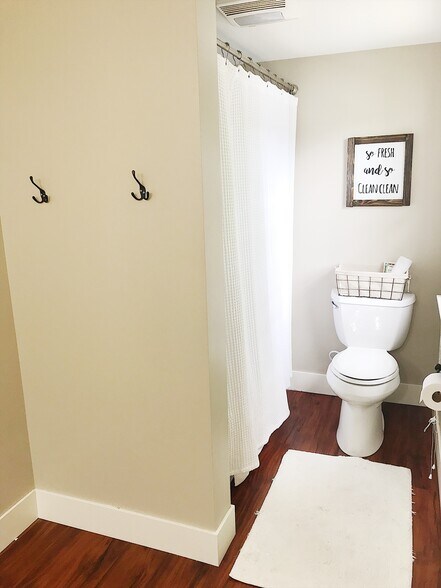 Upper bath - 7570 Fase St SE