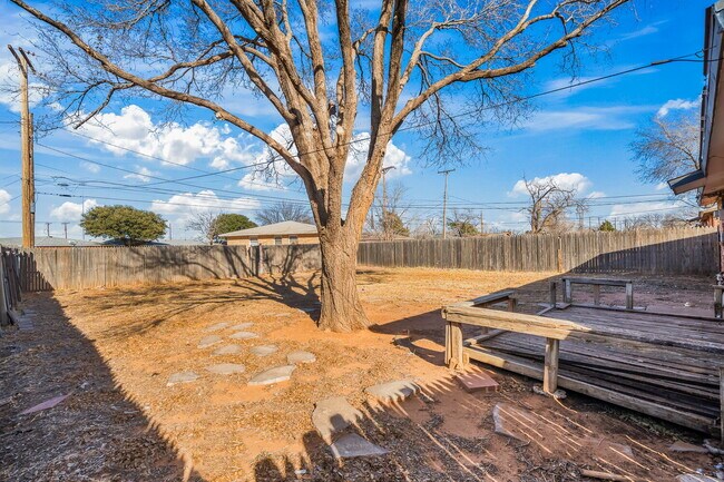 Building Photo - *FIRST MONTH'S RENT FREE* Three Bedroom Home in Quiet Neighborhood