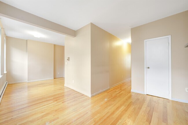 Building Photo - 523 Adams St