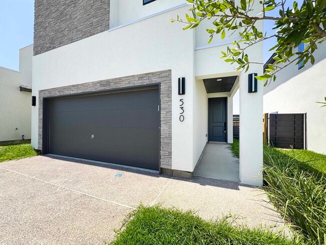 Building Photo - 530 Silvana Dr