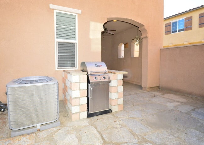 Building Photo - ** MOVE IN BONUS of $500.00 ** (If an agreement is signed by March 31st 2026) "Charming 3 Bed, 2....