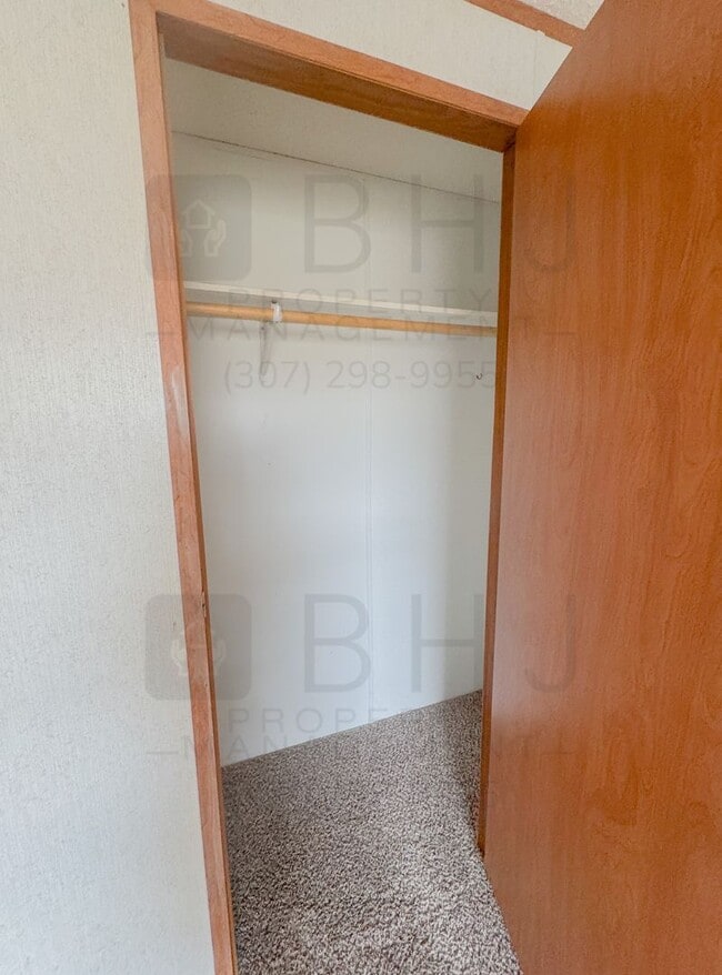 Building Photo - Dog Friendly, 3 Bed/ 2 Bath SFH