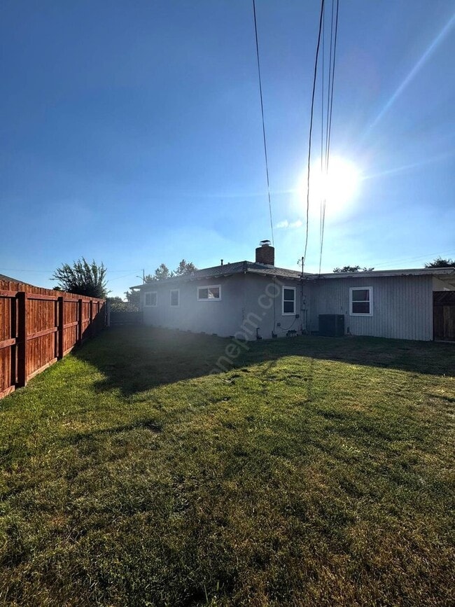 Building Photo - Stunning 3 Bedroom, 2 Bathroom Home on a L...