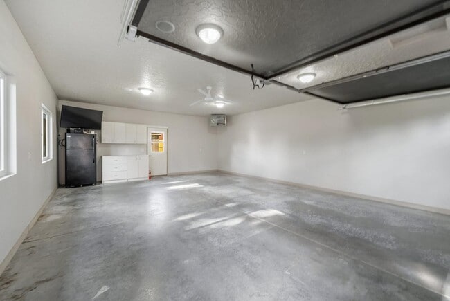 Building Photo - 2412 S Sheffield Cir