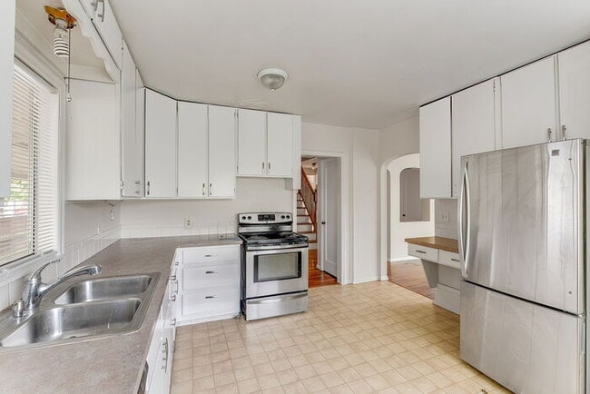 Building Photo - CUTE AND COZY FOUR BEDROOM IN LONGVIEW